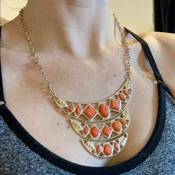 ✨🆓FREE with purchase! Coral and gold statement necklace - Picture 5 of 6